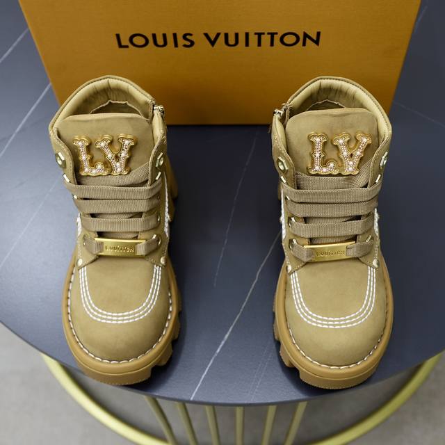 出厂价： 情侣ss秋冬新款louis Vuitton Lv马丁 Lv 这一季的真的太香了～ 小牛面，金属字母牌，Lv钻扣点缀， 细节 高级感直接拉满上脚无敌帅气